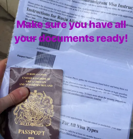 Kandidati čekaju intervju za vizu u ambasadi SAD sa pasošima i dokumentima